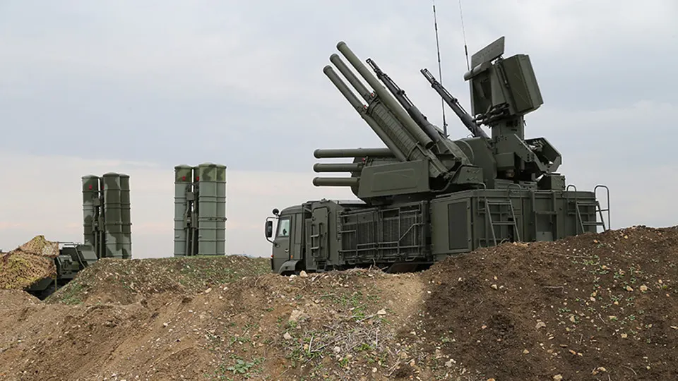 Военные начали использовать новую систему радиоэлектронной борьбы, которая, по оценкам специалистов, глушит сигналы Starlink на площади до 20 квадратных километров. Комплекс производится в Симферополе и стоит около 1,5 млн долларов за единицу.
