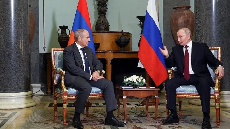 По сообщению пресс‑службы Кремля, российский лидер позвонил премьер‑министру Армении, поздравил с днём рождения и обсудил итоги заседания Высшего евразийского экономического совета, прошедшего 29 мая в Астане.