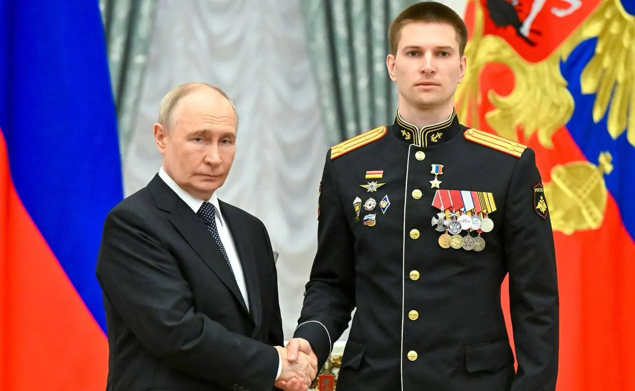 В Кремле президент Владимир Путин вручил медаль «Золотая Звезда» подполковнику из Сочи Ивану Берестовскому — за мужество в ходе специальной военной операции.