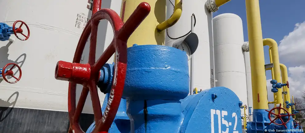 Украина не продлила контракт на транзит российского газа, из‑за чего с 1 января 2025 года прекратился транзит в Европу. Наибольший удар приняли Молдова и ряд соседних стран; другие покупатели перенастроили поставки, а Венгрия продолжает получать газ по «Турецкому потоку».