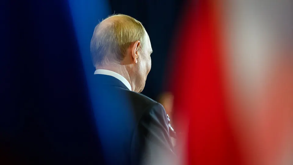 Публикация «открытого» рейтинга доверия президенту была приостановлена. По последним данным он упал до 29,5% — минимального уровня с начала войны; «закрытый» опрос показывает значительно более высокий показатель.