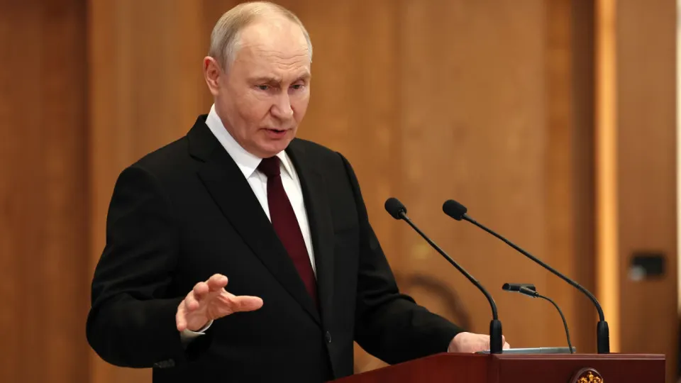 Президент России заявил, что Москва нанесёт ответные удары, если с территории европейских государств будут запускать беспилотники по российским объектам. В Кремле также трактуют удары дронов как попытку «раскачать» общество и отметили отсутствие предпосылок для переговоров с Украиной.