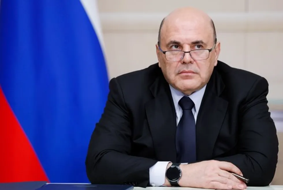 По данным утечек банковских данных, в 2022 году родственница главы правительства держала на вкладе в Газпромбанке 12 млрд рублей — при официальных доходах такой суммы накопить практически невозможно. В расследовании также описывают связи семьи с рядом бизнес‑проектов и зарубежными компаниями.
