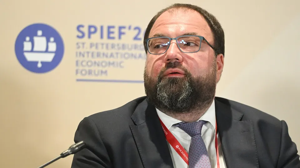 Глава Минцифры сообщил о планах внедрить возрастную идентификацию на онлайн‑платформах; рассматриваются варианты с использованием «Госуслуг» и технологий ИИ. Эксперты предупреждают о рисках утечек данных и дополнительных расходах для ресурсов.
