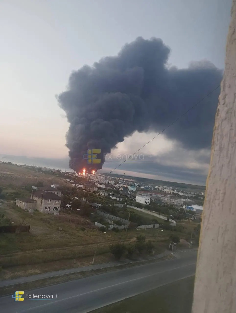 В результате удара БПЛА в районе Керченского пролива по разным данным погибли от четырёх до пяти человек, десятки получили ранения; в Керчи произошёл пожар на нефтебазе и повреждены жилые дома.