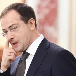 Помощник президента предложил ввести распределение и трудовые контракты для выпускников, обучавшихся за счет государства или предприятия. Критики предупреждают, что это вернёт административные методы управления кадрами и ограничит свободу выбора молодых специалистов.