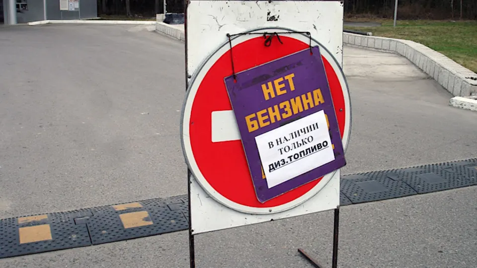 С ночи 3 июня бензин и другие марки топлива будут отпускаться только оперативным службам; продажи прогнозируют возобновить около 14:00. Ограничения связаны с дефицитом, затронувшим Крым и ряд регионов России после ударов по топливной инфраструктуре.
