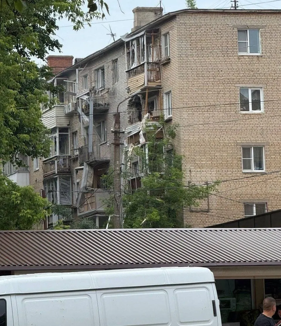В Тульской области дрон поразил жилой дом в Щёкино. По предварительным данным, пострадавших нет, людей эвакуировали, режим «беспилотной опасности» сохраняется. Минобороны и столичные власти сообщают о сотнях сбитых БПЛА и ограничениях в аэропортах.