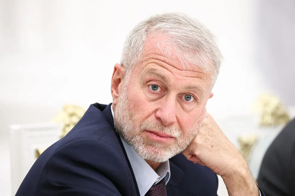 По данным осведомителей, российский бизнесмен Роман Абрамович посетил Киев в мае и передал российской стороне предложение о встрече лидеров; его посредническая роль в переговорах сохраняется, но заметно уменьшилась.