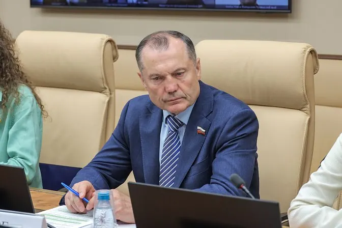 Сенатор предложил закрепить в законе формат, при котором до половины учебного времени студентов вузов и колледжей будет проходить на базовых предприятиях; инициатива вызвала вопросы об оплате и защите прав учащихся.