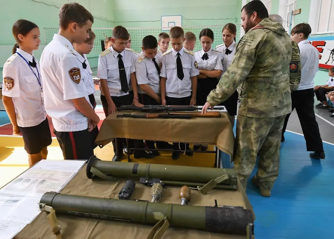 Российское военно-историческое общество предложило вовлечь учащихся в сбор рассказов участников и волонтёров СВО для школьных музеев и создания цифрового архива; по словам организации, идею поддержало Минобрнауки.