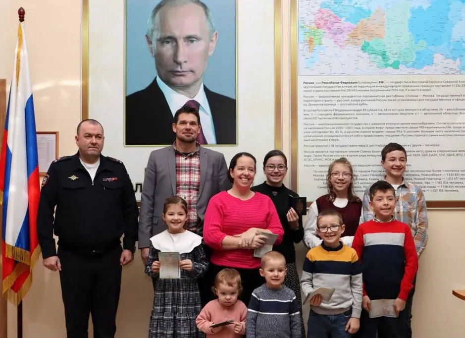 В 2025 году 1112 человек оформили специальные визы для переезда в Россию как лица, разделяющие традиционные духовно‑нравственные ценности; больше всего виз выдали гражданам Германии, Франции и США.