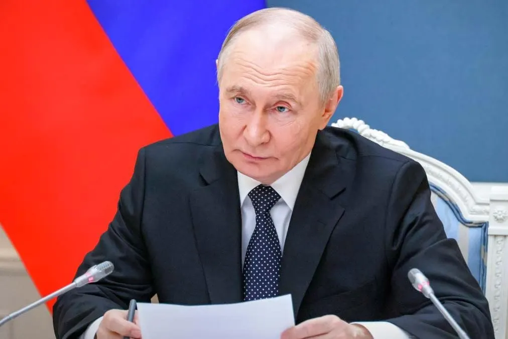 Указ, опубликованный 1 июня 2026 года, дополняет порядок исполнения обязательств перед иностранными кредиторами: к мерам по расчётам через счета типа «С» и замораживанию выплат добавлены обязательства по банковским вкладам граждан и организаций из признанных Россией «недружественных» государств.