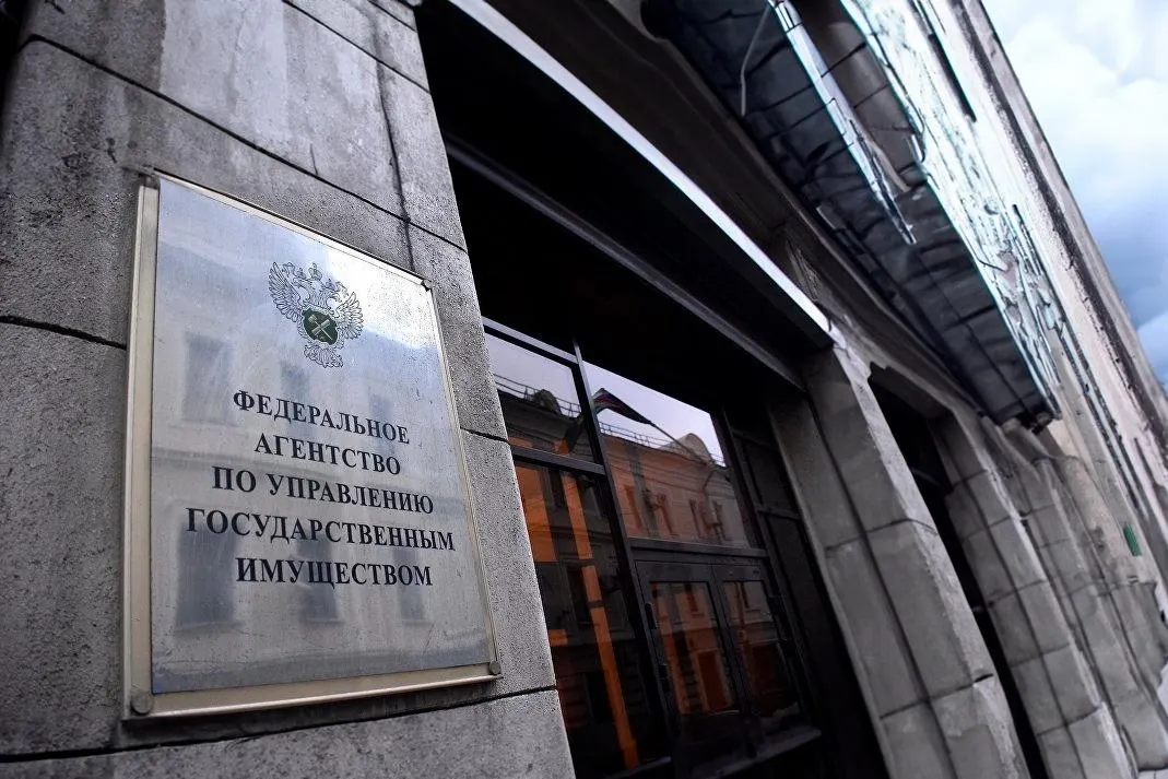 Закон отменяет ценовой порог и обязательную полугодовую паузу между торгами, позволяет выставлять на продажу любые конфискованные квартиры, вводит реестр оценщиков и ужесточает требования к организаторам аукционов. Для религиозной собственности введена особая норма. Документ вступит в силу через 10 дней после публикации.