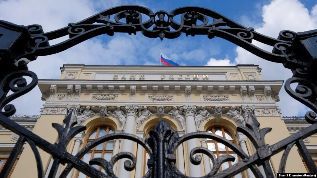 Банк России пересмотрел среднесрочный прогноз: рост ВВП в 2026 году ожидается в диапазоне 0–1% (возможен нулевой рост), инфляция повышена до 6–7%, а ориентировочный дефицит федерального бюджета может составить около 3,6% ВВП.