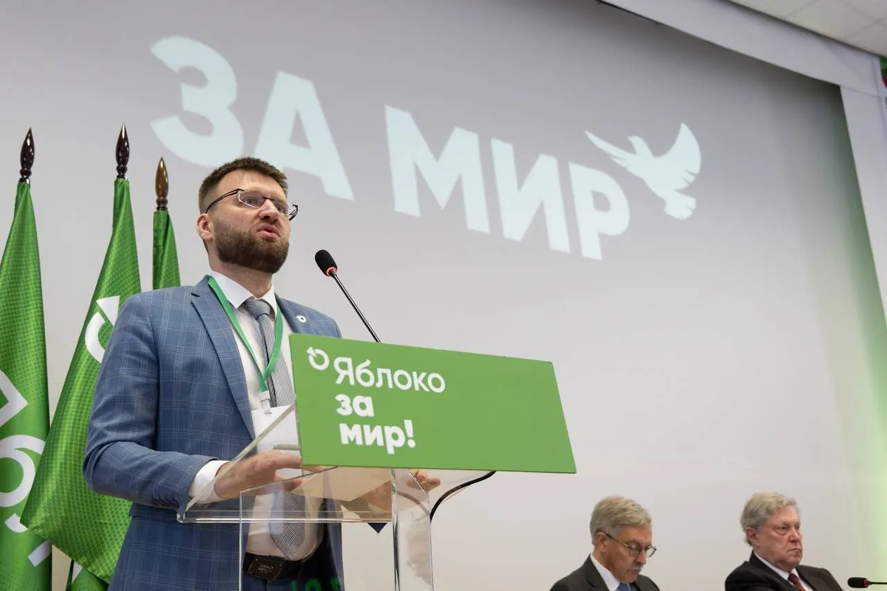 Министерство сослалось на «факты политической деятельности»: поздравление от лидера партии, поездки в суд в поддержку соратника, возложение цветов в память и участие в видеоролике с бумажными самолётиками.