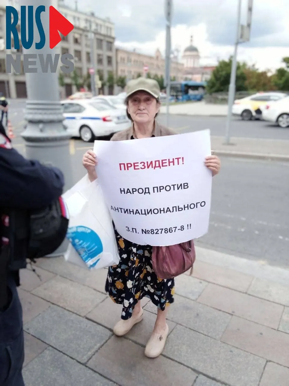 В столице задержали градозащитницу Наталью Шамину, выйдя в одиночный пикет против законопроекта о передаче регионам права выводить памятники из-под государственной охраны.