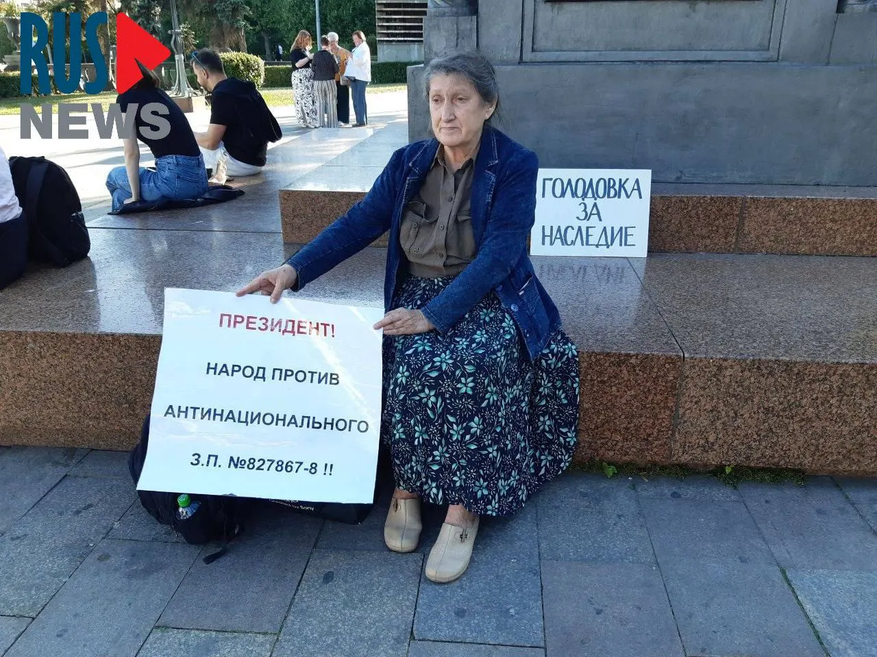 Председатель новосибирского отделения ВООПИК Наталья Шамина устроила голодовку у памятника Кириллу и Мефодию в Москве в знак протеста против законопроекта о передаче регионам полномочий по исключению объектов культурного наследия; через час её задержала полиция.