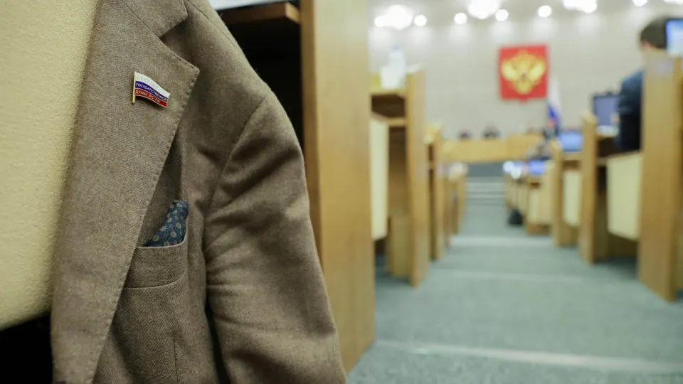 Правительство поддержало законопроект, который снимает ответственность с депутатов региональных парламентов за непредставление или несвоевременную подачу сведений о доходах. Поправки продолжают серию изменений в правилах декларирования, принятых в конце 2025 года.