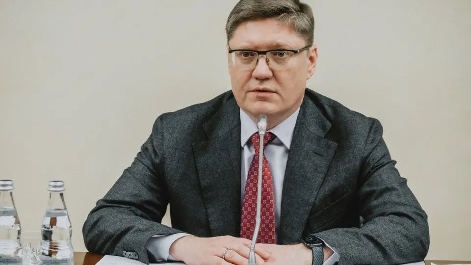 Зампред фракции «Единая Россия» Андрей Исаев призвал не поддаваться на «манипуляции» недовольных топливным кризисом и объяснил перебои ударами по нефтеперерабатывающим мощностям. Аналитики фиксируют резкое сокращение переработки, а в регионах вводят ограничения и очереди на АЗС.