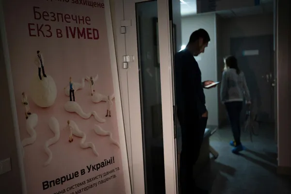 Депутаты приняли поправки в закон о ветеранах: жены участников боевых действий и женщины‑инвалиды войны, а также вдовы погибших (при отсутствии повторного брака в течение пяти лет) получат право на бесплатное экстракорпоральное оплодотворение. Суррогатное материнство не покрывается.