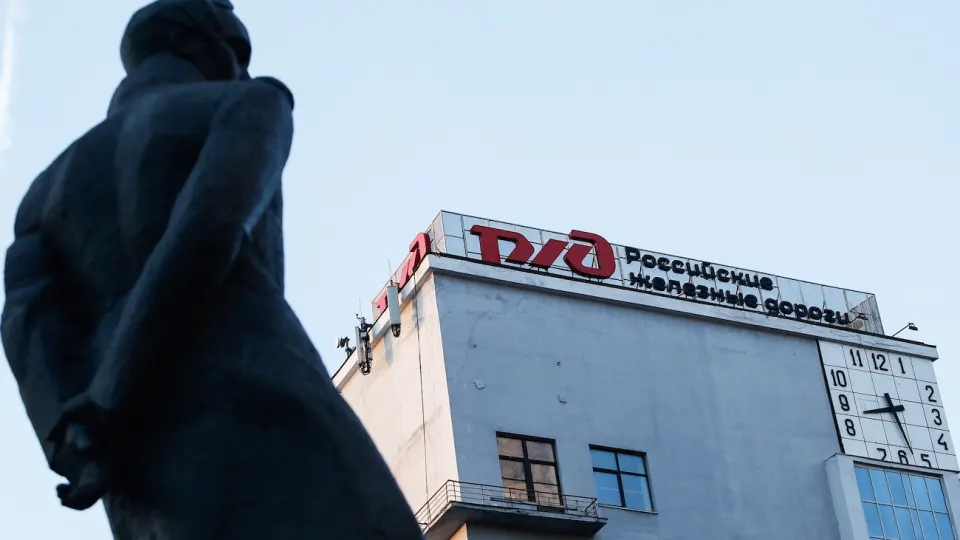 Правительство решило досрочно провести индексацию тарифов РЖД, чтобы поддержать монополию с почти 4 трлн руб. долга. Компания анонсирует кадровые сокращения и экономию расходов.