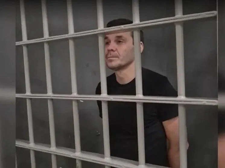 48-летний россиянин с двойным гражданством получил 14 лет колонии строгого режима, два года ограничения свободы и штраф 200 тысяч рублей по делу о госизмене. Дело рассмотрено Краснодарским краевым судом.