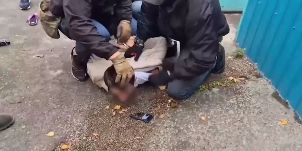 По данным исследования, значительная часть видеоматериалов задержаний по политическим делам постановочная и используется для запугивания, давления на близких и навязывания версии событий.