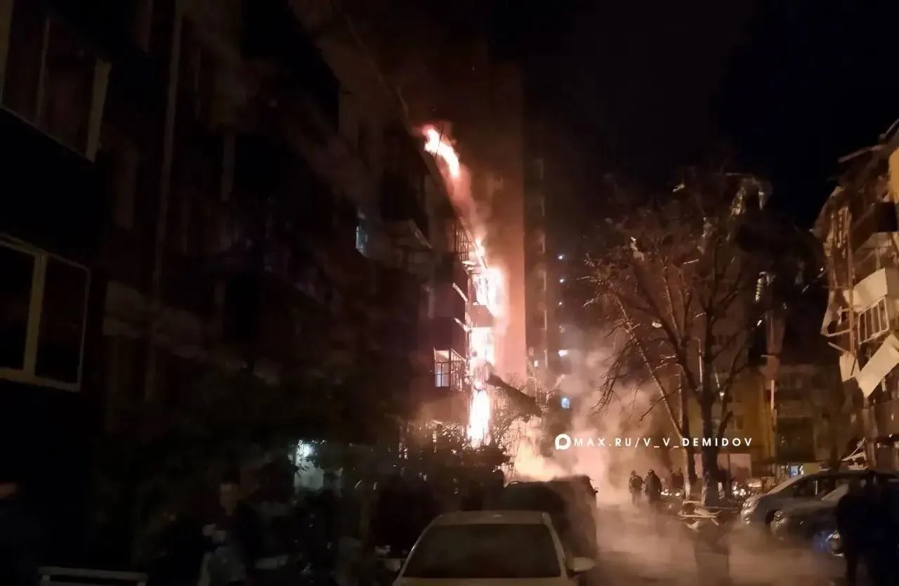 За ночь атаки сотнями дронов зафиксированы по Белгородской области и соседним регионам; пострадали мирные жители, погиб один человек.