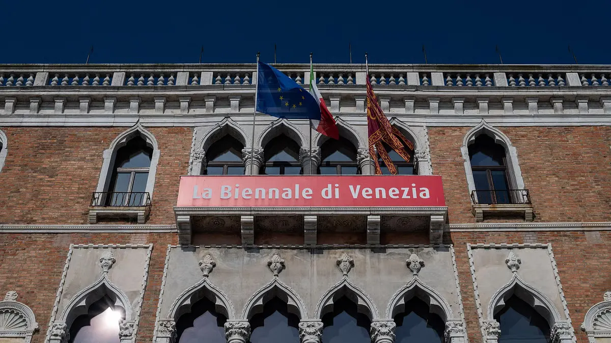 Еврокомиссия прекратила грант в €2 млн Фонду Венецианской биеннале, раскритиковав решение об участии официального российского павильона; против этого также выступают представители российских демократических сил и активисты.