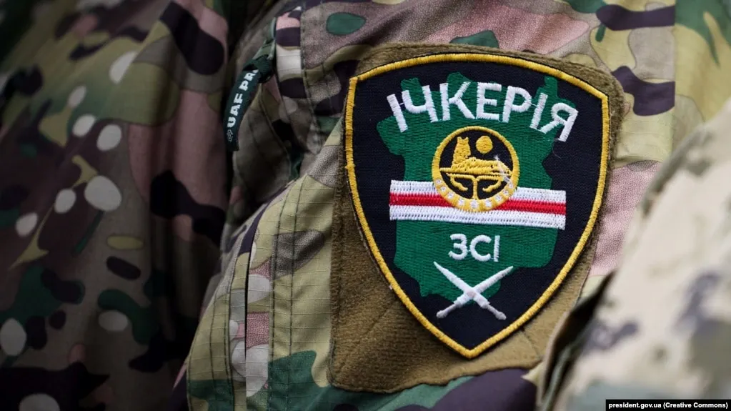 Росфинмониторинг добавил «Чеченскую Республику Ичкерия» и связанные с ней подразделения в список террористов и экстремистов после решения суда в Грозном, признавшего ЧРИ «террористической» организацией. Фигурирующий в деле Ахмед Закаев ранее получил политическое убежище в Великобритании и, по данным российских властей, связан с участием чеченских формирования на стороне ВСУ.