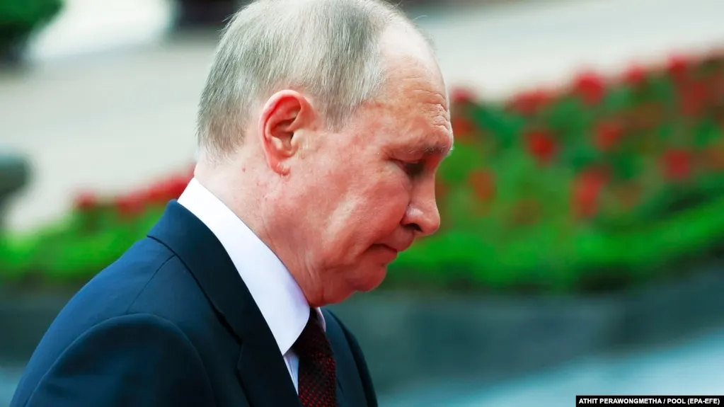 По данным еженедельного опроса ВЦИОМ, уровень одобрения деятельности Владимира Путина снижается седьмую неделю подряд и достиг минимальных значений с довоенного периода; показатели доверия президенту также близки к многолетним минимумам.