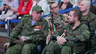 Министерство здравоохранения заявило, что с июня 2023 года сотни тысяч участников боевых действий получили психолого-психиатрическую помощь, для чего по стране открыты тысячи специализированных кабинетов и запущено веб-приложение для раннего выявления расстройств.