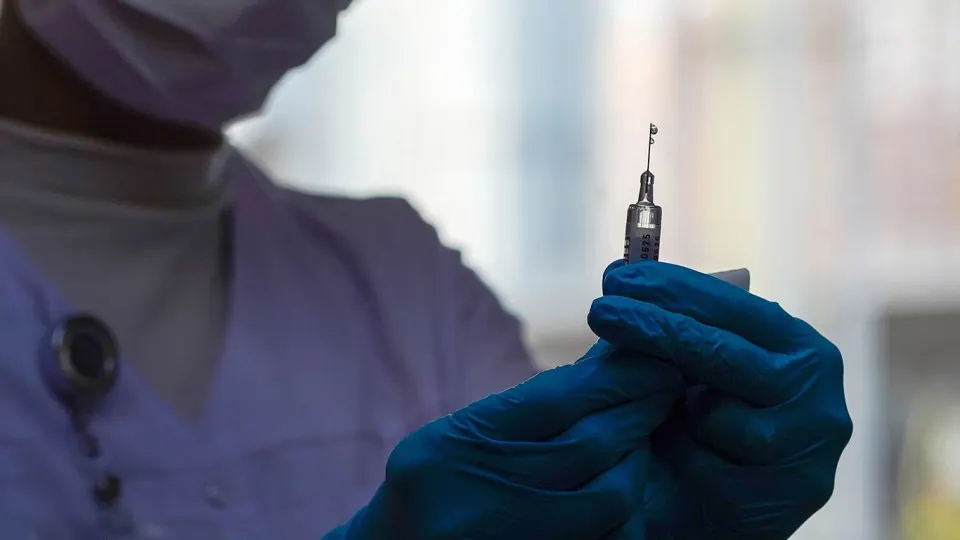 Российские ученые работают над генотерапевтическим препаратом, который блокирует рецептор, запускающий старение клеток, и входит в масштабный нацпроект по продлению активной жизни.