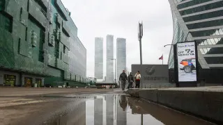 Большинство работодателей в России заморозили расширение штата до конца года из-за снижения спроса на товары и услуги. При этом фирмы предпочитают не массовые увольнения, а перевод сотрудников на неполную занятость и более точечный подход к найму.