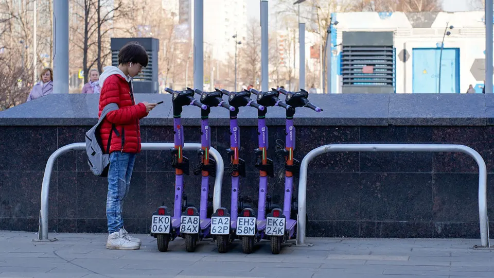 Столичный профильный вуз предложил разрешить аренду электросамокатов только через государственный мессенджер Max и использовать его для контроля за владельцами СИМ и соблюдением ПДД.