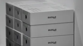 У российских продавцов скопились крупные запасы дорогих смартфонов Apple и Samsung, из‑за падения спроса цены на них снизились до 30%, ритейлеры распродают устройства со скидками, чтобы разгрузить склады и вернуть вложенные средства.