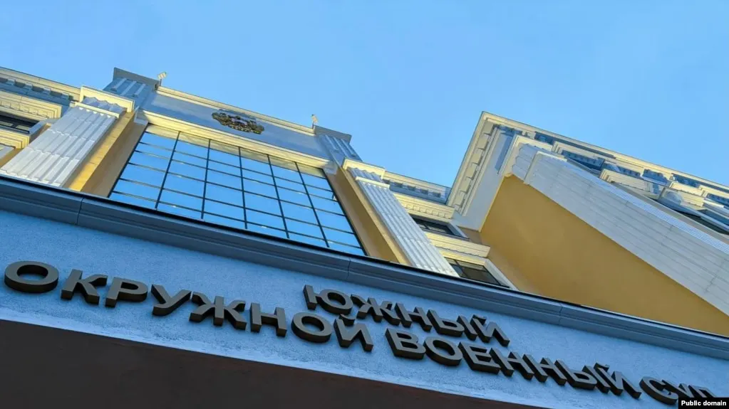 Южный окружной военный суд приговорил троих молодых людей к длительным срокам лишения свободы по делу о несостоявшемся поджоге двух военкоматов в Ростове-на-Дону; дела о подобных поджогах в России всё чаще квалифицируют как теракты и диверсии.