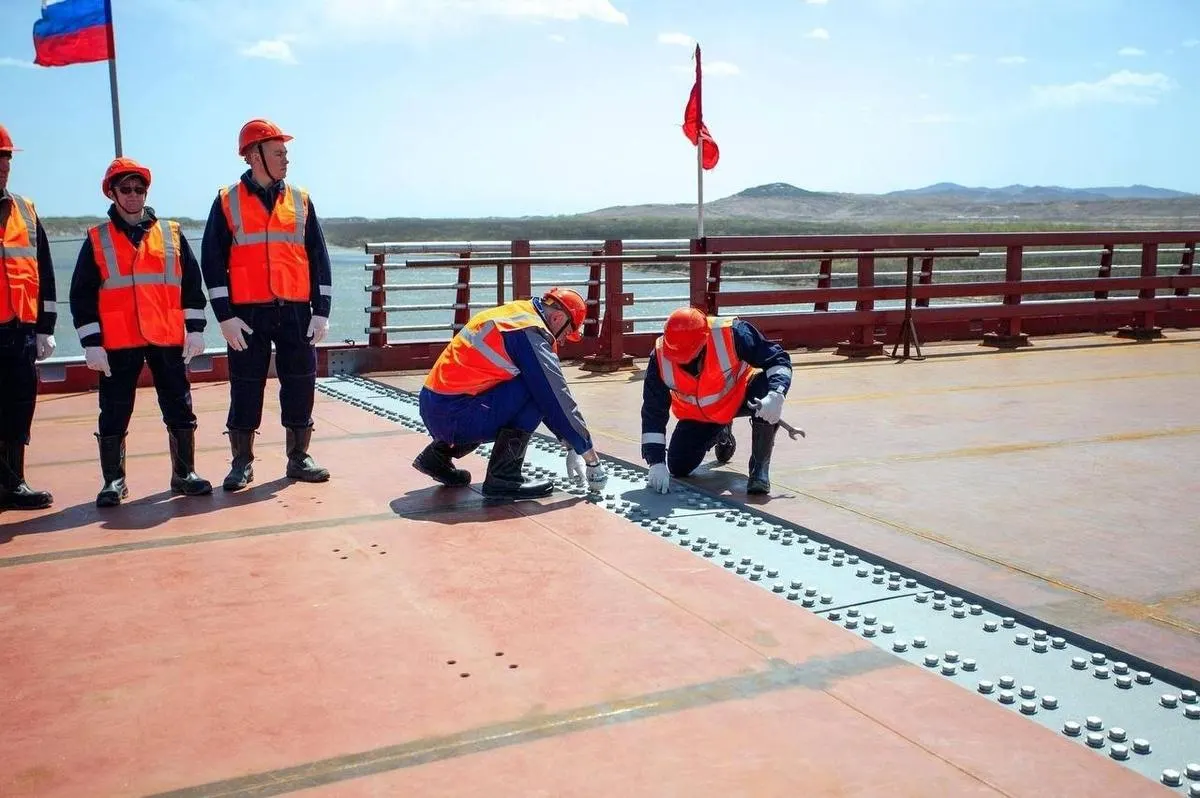 Автомобильный мост через реку Туманная между Россией и КНДР планируют запустить в июне 2026 года. Новый переход должен усилить торговлю, улучшить логистику и повысить пропускную способность погранперехода «Хасан».