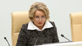 Спикер Совета Федерации Валентина Матвиенко назвала обезлюдение российских территорий стратегической угрозой и предложила рецепт повышения рождаемости: переезд из мегаполисов в частные дома по всей стране, создание благоустроенных дворов и всероссийскую акцию по высадке цветов на местах.