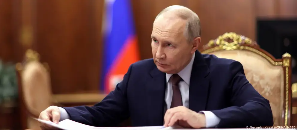 Подписанный президентом закон освобождает российских чиновников от декларирования добрачных доходов супругов и выводит из-под контроля государства сделки, совершённые до их назначения на должность, а также меняет порядок отчётности о семейных доходах.