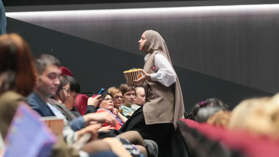 Ассоциация владельцев кинотеатров рекомендует временно приостановить показ иностранных фильмов без прав и прокатных удостоверений с 30 апреля по 11 мая 2026 года, чтобы поддержать российские релизы, в том числе картину «Литвяк».