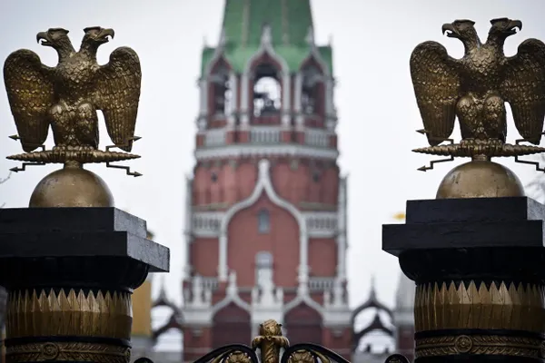 В ряде фильмов на российских стрим‑платформах появились уведомления о том, что из картин удалены или скрыты фрагменты. Платформы и правообладатели маркируют релизы на фоне новых законодательных ограничений.