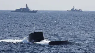 Правительство Японии существенно пересматривает послевоенную доктрину и разрешает экспорт летальных видов вооружений. Новый курс открывает Токио доступ к мировому рынку оружия, усиливает оборонное сотрудничество с союзниками и может в исключительных случаях затронуть поставки Украине.