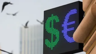 Центробанк установил минимальный с февраля 2023 года курс доллара — 74,59 рубля. Укреплению рубля способствуют рост мировых цен на нефть и приостановка бюджетного правила, тогда как власти уже задумываются о возврате на валютный рынок.