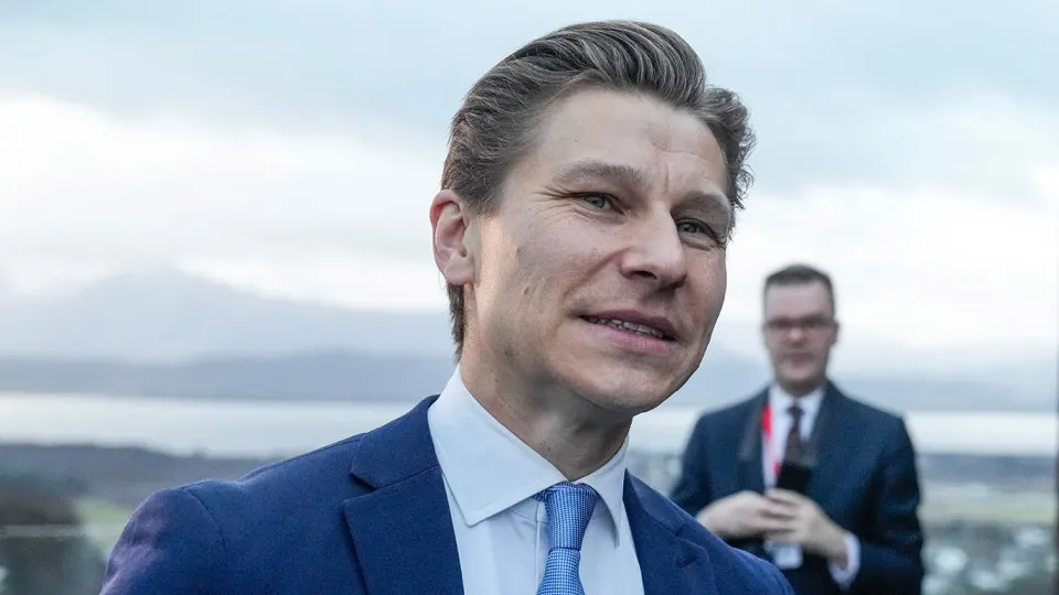 Правительство Финляндии предложило поправки к закону об атомной энергии и Уголовному кодексу, которые позволят ввоз, транзит, поставку и хранение ядерного оружия в стране для нужд национальной и коллективной обороны НАТО, при сохранении уголовной ответственности за разработку и производство ядерных устройств.