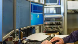 Минцифры предложило ввести административные штрафы для госорганов и госкомпаний за несоблюдение сроков перехода на российское программное обеспечение и доверенные программно-аппаратные комплексы на критически важных объектах. Максимальный штраф для юрлиц может составить 700 тыс. рублей, однако эксперты считают эту меру недостаточно чувствительной для крупного бизнеса.