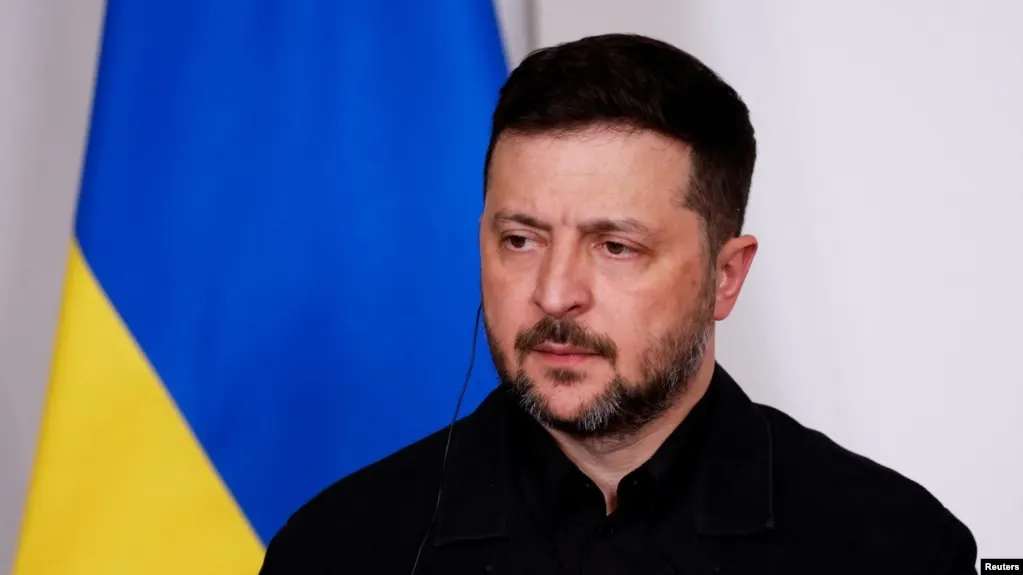 Президент Украины заявил, что предложенное перемирие нужно России для обеспечения спокойного парада, и подчеркнул, что Киев поддержит только реальные инициативы, защищающие гражданских и способствующие обмену пленными.