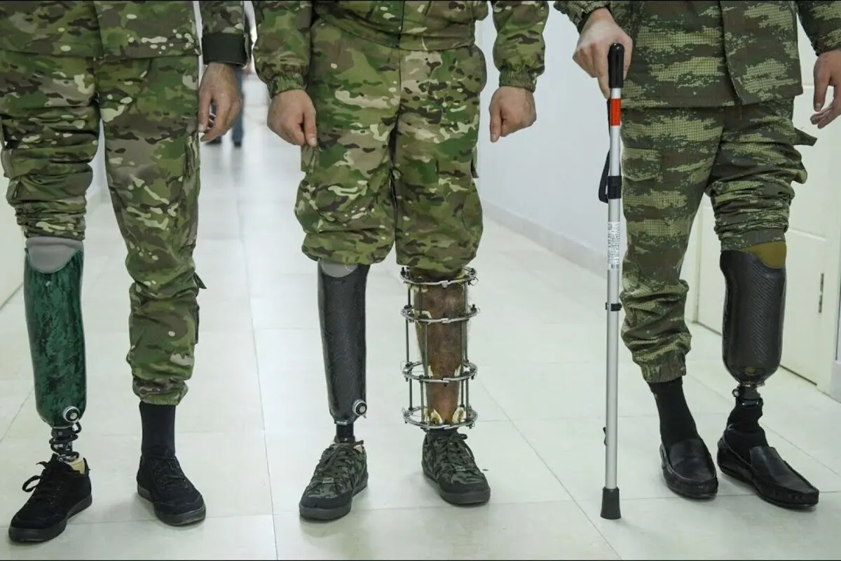 Минтруд предложил обязать бизнес соблюдать квоты на трудоустройство людей с инвалидностью, включая участников боевых действий, не только в филиалах и представительствах, но и во всех магазинах, офисах и цехах. Правозащитники предупреждают, что затраты работодателей не будут компенсированы, а нагрузка на бизнес усиливается на фоне роста налогов и штрафов.