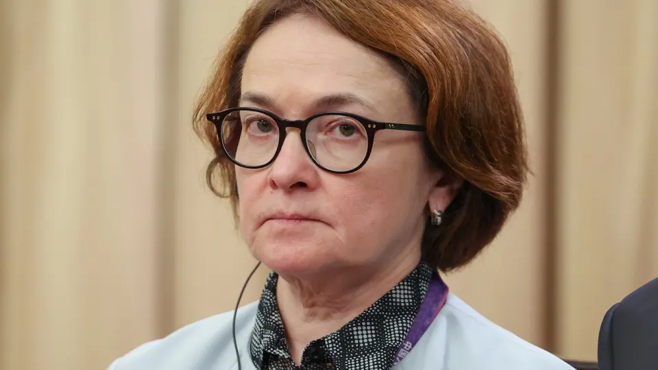 Центробанк сообщил о замедлении экономики России в первом квартале 2026 года, связав спад с неблагоприятной погодой, изменениями в налогах и снижением деловой и потребительской активности.